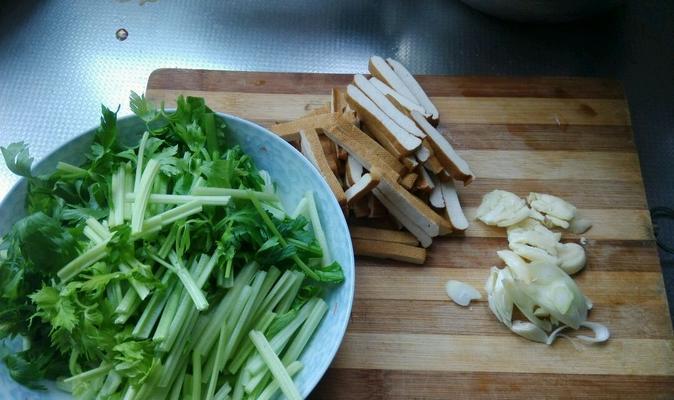 双椒炒野芹菜梗，清爽开胃健康菜（野芹菜梗的营养价值和双椒炒法详解）