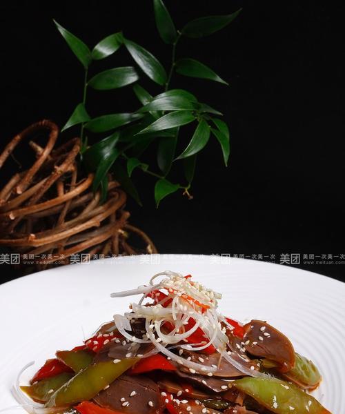 双椒炒鸭珍——美味佳肴的制作方法（辣椒与青椒的完美搭配）