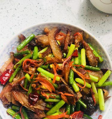 双椒炒蒜薹，健康美味一道菜（家常美食）