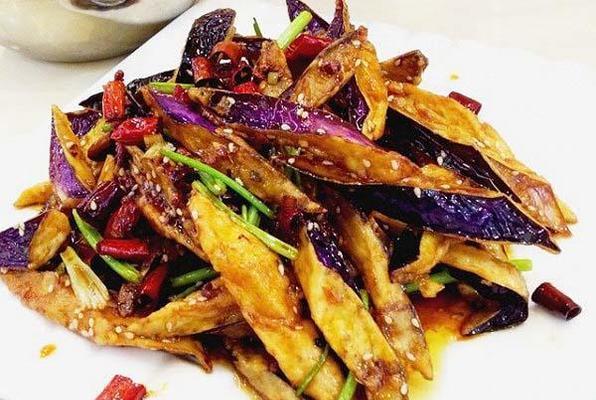 双椒炒青茄，香辣开胃，做法简单易学（口感清脆爽口）