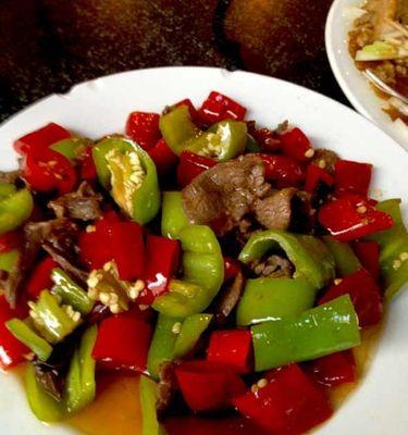 双椒炒排骨的做法（家常美食）