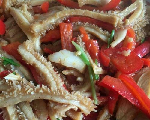 双椒炒牛肚丝的家常做法（麻辣鲜香的口感让你回味无穷）