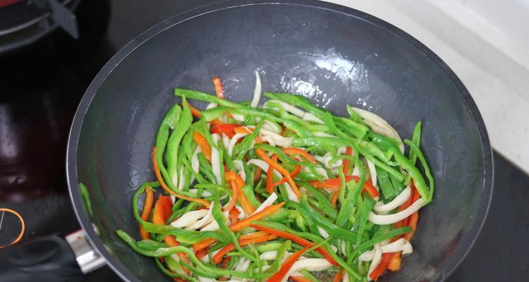 双椒炒面筋的制作方法（以素食为主的中式美食/超级简单易学）