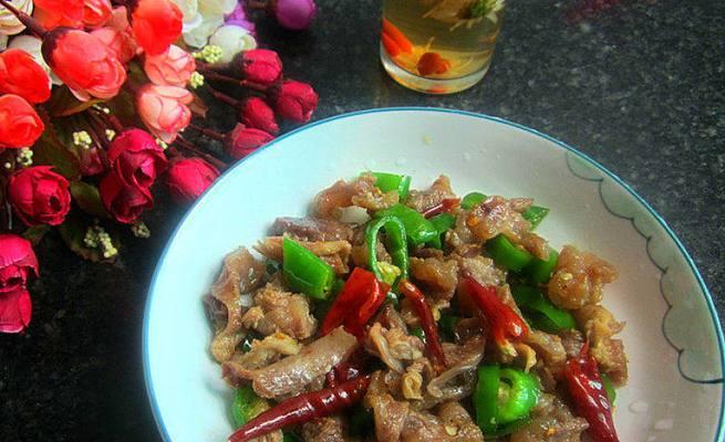 双椒炒面筋的制作方法（以素食为主的中式美食/超级简单易学）