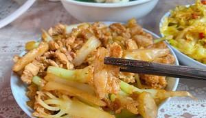 双椒炒花菜的做法（健康美味的素菜佳肴）