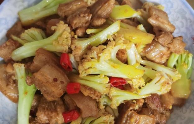 双椒炒花菜的做法（健康美味的素菜佳肴）
