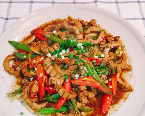 双椒炒大肠，麻辣鲜香的经典菜品（传统美食再创新）