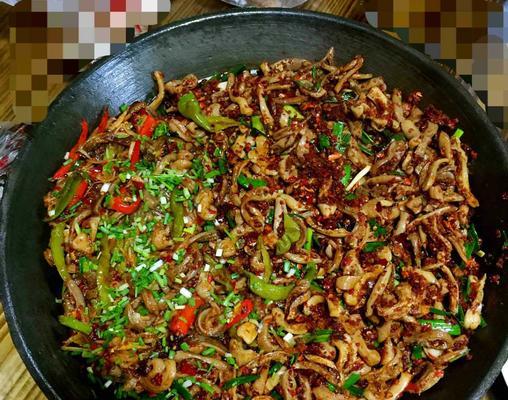 双椒炒大肠，麻辣鲜香的经典菜品（传统美食再创新）
