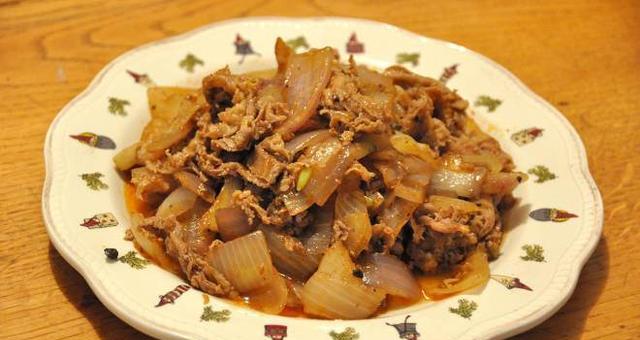 双菇炒肥牛，美味易做（用简单的步骤做出美味的肥牛炒菌菇）