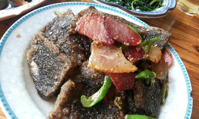 双翠炒腊肉——香气扑鼻的古老美味（如何用双翠来提升腊肉的美味）