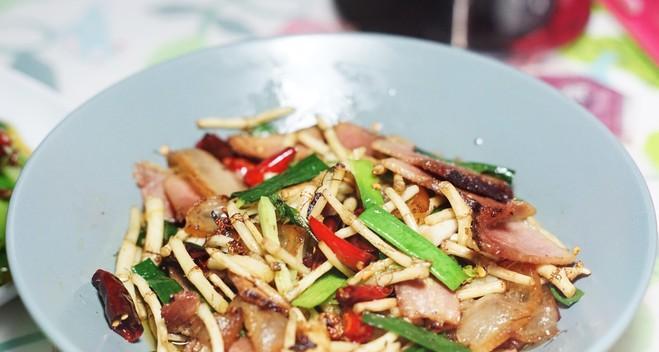 双翠炒腊肉——香气扑鼻的古老美味（如何用双翠来提升腊肉的美味）