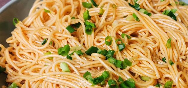 手工制作美味双葱拌面（轻松学会双葱拌面的制作方法）