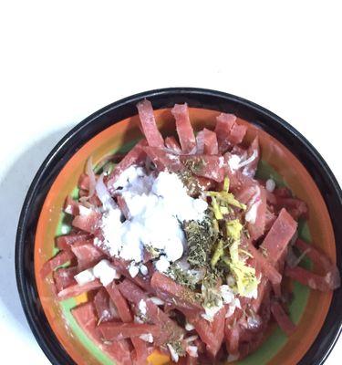 双葱汇肉的制作方法（简单易学的美食享受）