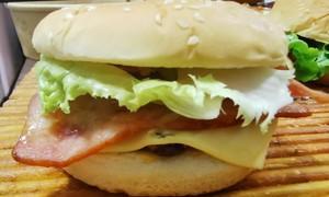 双层牛肉汉堡的制作方法（让你在家也能品尝快餐美味）