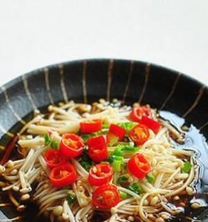 双彩拌金针菇，营养美味又好看（金针菇的简单烹饪方法）