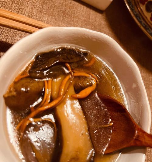 如何做一份美味的刷脂菌菇芙蓉蛋汤（健康美食的烹制方法）