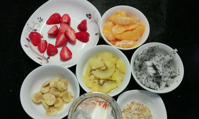 健康美味，轻松制作以蔬果酸奶沙拉（营养均衡）
