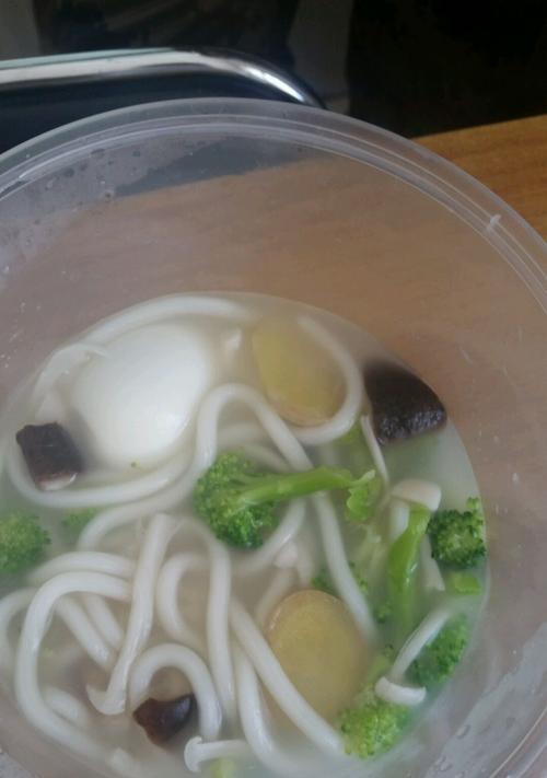 蔬菇乌冬面的美食盛宴（健康美味）