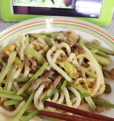 蔬菇乌冬面的美食盛宴（健康美味）