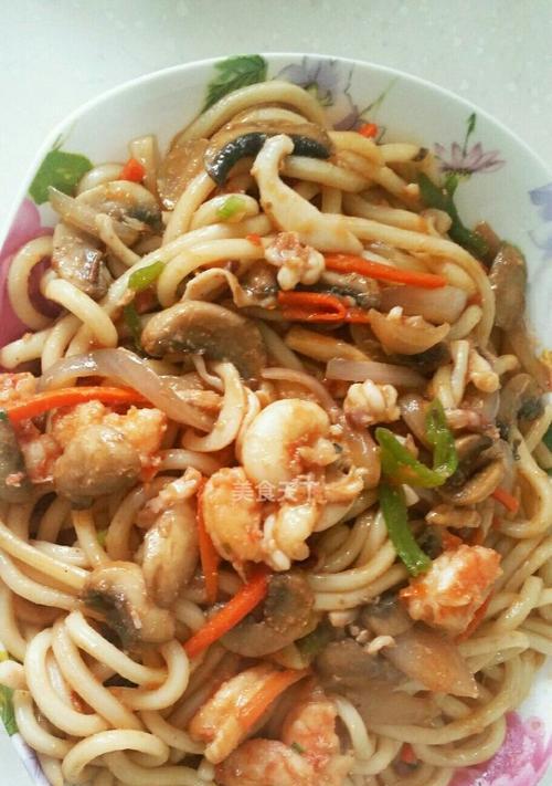 蔬菇乌冬面的美食盛宴（健康美味）