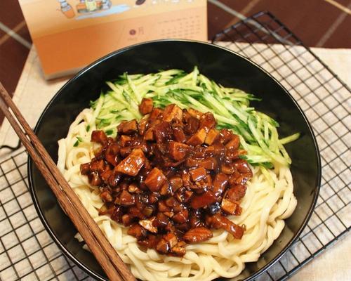 健康美味，蔬菜汁炸酱面的制作方法（探索健康饮食新趋势）