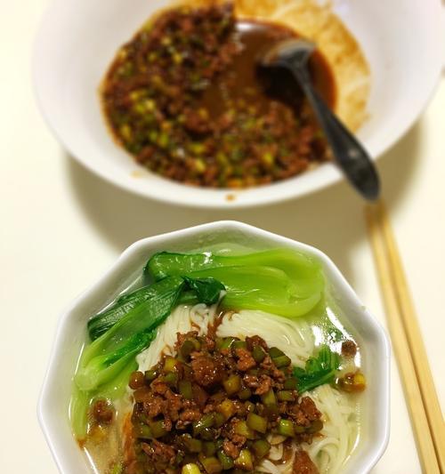 健康美味，蔬菜汁炸酱面的制作方法（探索健康饮食新趋势）