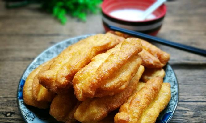 蔬菜汁油条的制作方法（健康美味的营养早餐）