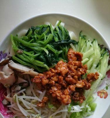 爽口美味的蔬菜炸酱面（健康营养低卡热美味可口）