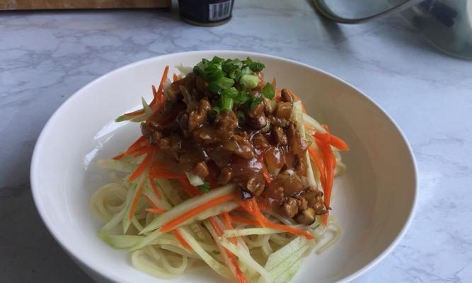 爽口美味的蔬菜炸酱面（健康营养低卡热美味可口）