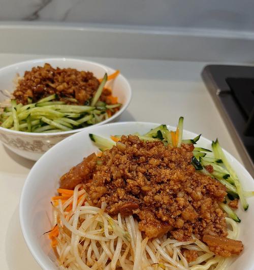 爽口美味的蔬菜炸酱面（健康营养低卡热美味可口）