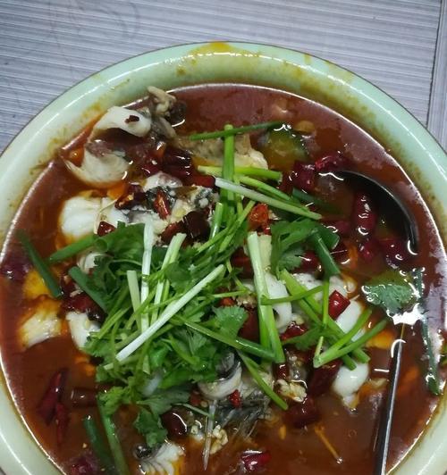 以蔬菜鱼高汤为基础的美味佳肴（轻松学会制作高汤）