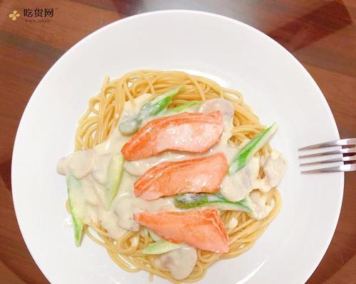健康美味——以蔬菜意面沙拉为主的餐桌新宠（低卡健康、绿色鲜香）
