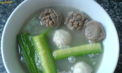 用玉米、蔬菜和肉制作美味的丸子（健康营养的丸子家庭制作方法）