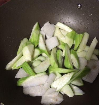 山药丝瓜瘦肉汤，清热解毒养生佳品（以山药丝瓜瘦肉为主的汤）