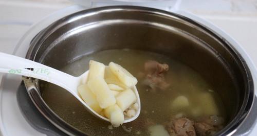山药棒骨汤的制作方法（营养丰富的健康汤谱）