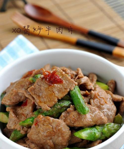 美食天堂——山苏拌XO酱（教你轻松制作这款鲜美可口的美食佳肴）