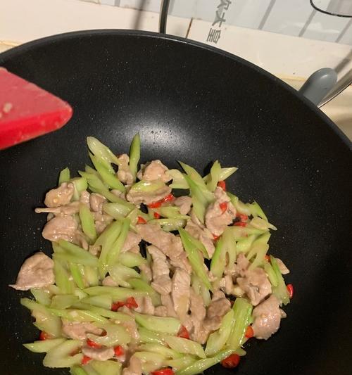 山芹菜炒羊肉的做法（如何烹饪出美味健康的山芹菜炒羊肉）