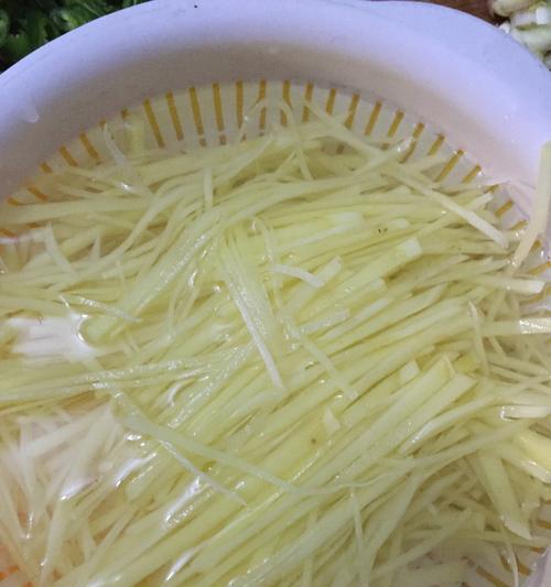 如何制作美味的山椒土豆丝（以新鲜土豆为主料）