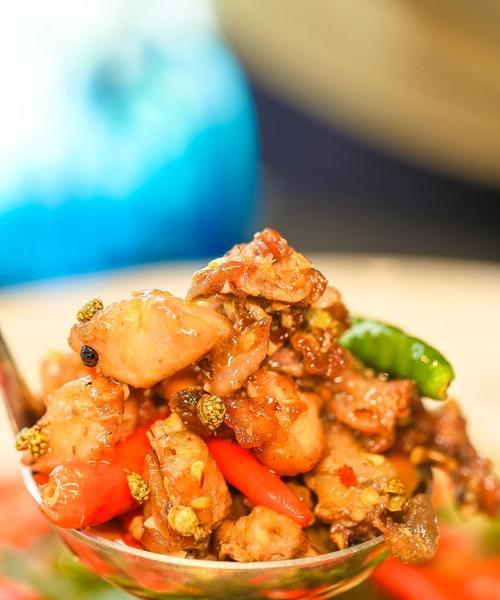 山城辣仔鸡的独特做法（以火锅底料为灵感）