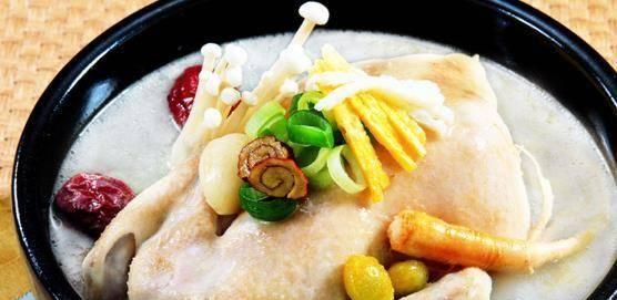 山茶油炖黑鸡汤，美味养生的佳品（从食材到烹饪）