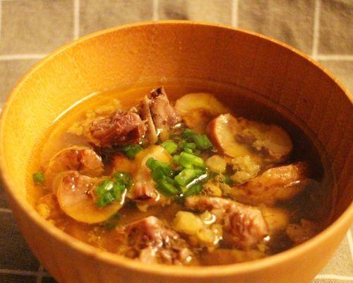山茶油炖黑鸡汤，美味养生的佳品（从食材到烹饪）