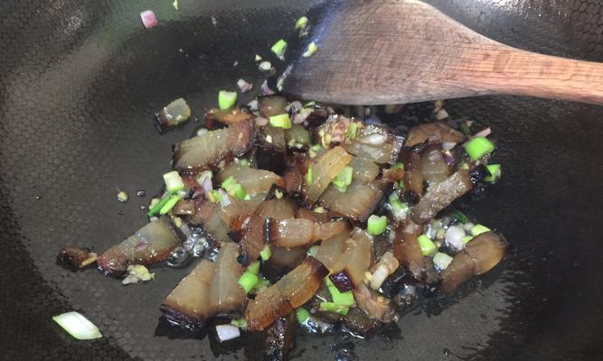 晒腊肉的制作方法与技巧（掌握正确的制作方法）