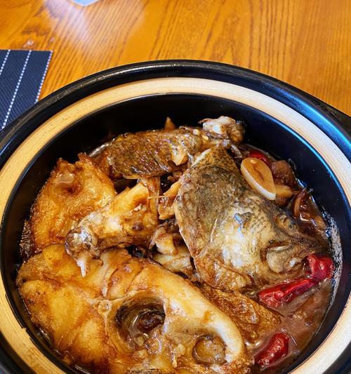 学会砂锅鱼的做法，享受美味佳肴（烹饪技巧）