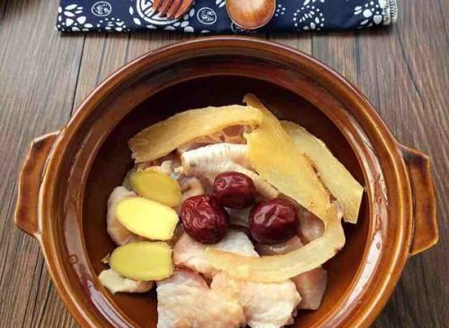 砂锅土鸡汤，滋补养生的美味佳品（家庭必备）