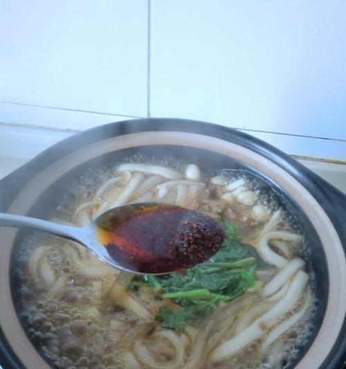 砂锅土豆粉，重庆特色美食（探秘砂锅土豆粉的做法和口感）