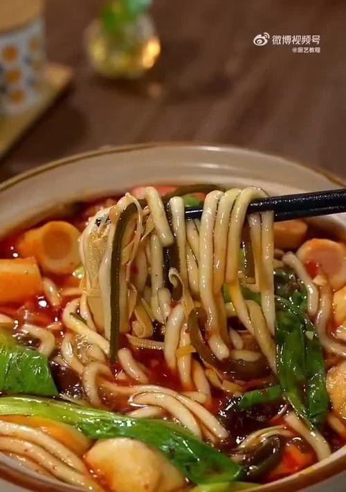 砂锅土豆粉，重庆特色美食（探秘砂锅土豆粉的做法和口感）