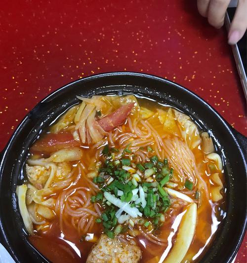 砂锅酸汤卷煎的绝佳做法（传统美食的创意变革）