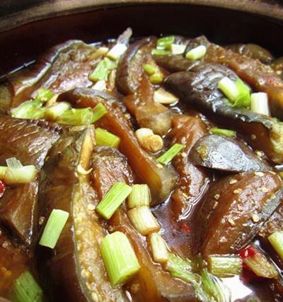 砂锅茄子的家常做法（鲜嫩入味的砂锅茄子）