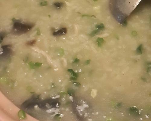 享受温暖的砂锅皮蛋粥（怀旧美食）