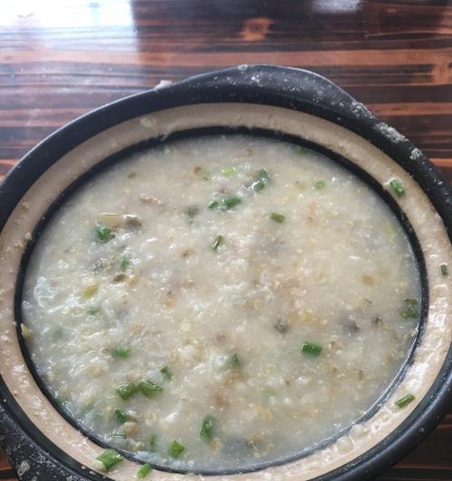 享受温暖的砂锅皮蛋粥（怀旧美食）